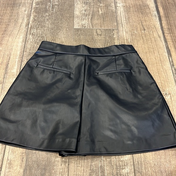 Zara black pleather shorts - Picture 2 of 4